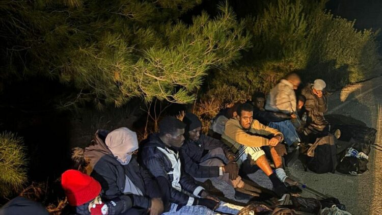 İzmir'de 16 kaçak göçmen yakalandı; 1 organizatör şüphelisi tutuklandı