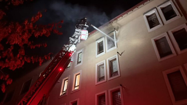 Mutfakta yangın çıktı, apartmandakiler tahliye edildi