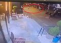 Binanın dış cephe sıvası kaldırıma düştü; kadın ve çocuk son anda kurtuldu