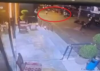 Binanın dış cephe sıvası kaldırıma düştü; kadın ve çocuk son anda kurtuldu