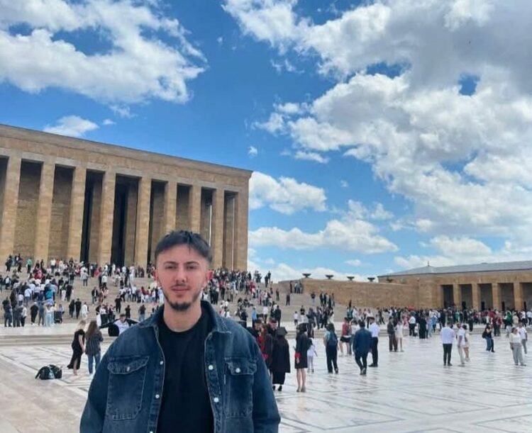 Motosiklet kaldırıma çarptı; 1 ölü, 1 ağır yaralı