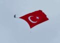 Mehmetçik, 3 bin metrekarelik Türk bayrağını dalgalandırdı