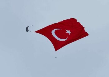 Mehmetçik, 3 bin metrekarelik Türk bayrağını dalgalandırdı