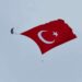 Mehmetçik, 3 bin metrekarelik Türk bayrağını dalgalandırdı