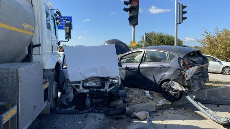 Freni boşaldığı öne sürülen tanker, ışıkta bekleyen 4 otomobile çarptı: 4 yaralı