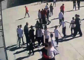 Nefes borusuna yiyecek kaçan öğrencisini Heimlich manevrasıyla kurtardı