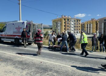 Otomobil ve motosiklet çarpıştı; 1 ölü, 2 yaralı