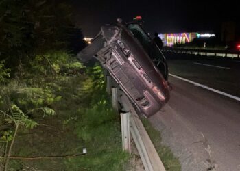 Bursa'da kontrolden çıkan otomobil bariyerin üzerinde yan durdu