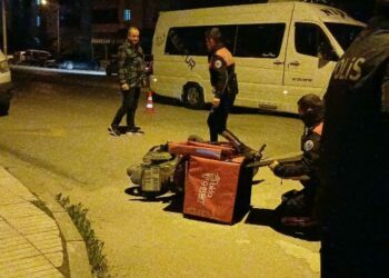 Kaçarken motosikletiyle polise çarpan sürücünün üzerinden uyuşturucu hap çıktı