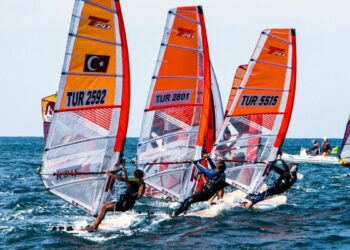 Foça'da yelken ligi yarışları ilgi gördü