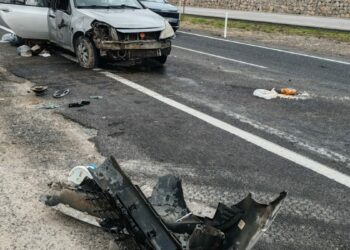 Aynı yöne giden iki otomobil çarpıştı; 7 yaralı