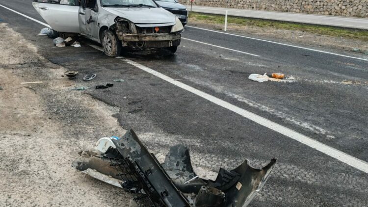 Aynı yöne giden iki otomobil çarpıştı; 7 yaralı
