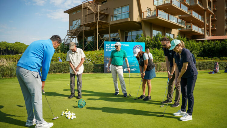 Astronotlar Belek'in tanıtımı için golf oynadı