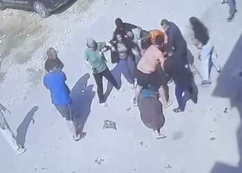 İki aile arasındaki keserli ve bıçaklı kavga kamerada