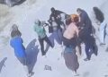 İki aile arasındaki keserli ve bıçaklı kavga kamerada