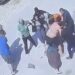 İki aile arasındaki keserli ve bıçaklı kavga kamerada