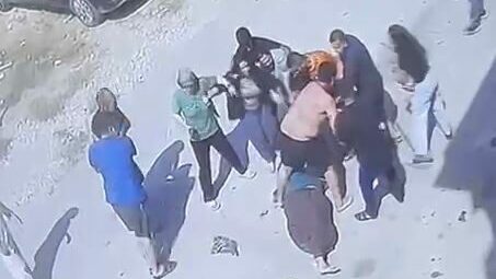 İki aile arasındaki keserli ve bıçaklı kavga kamerada