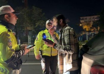 Alkolmetreyi üflemedi, kimlik numarasını soran polise, 'okumam yazmak yok’ dedi