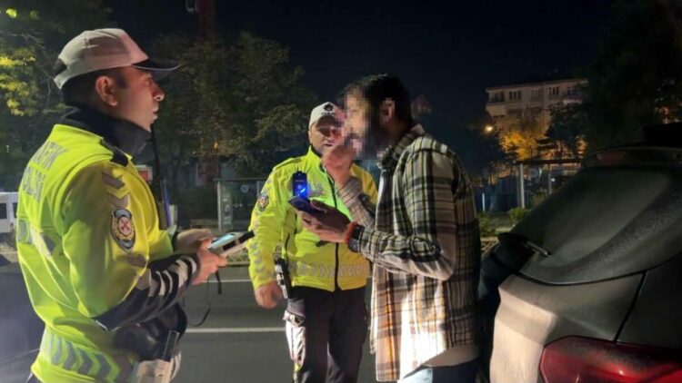 Alkolmetreyi üflemedi, kimlik numarasını soran polise, 'okumam yazmak yok’ dedi