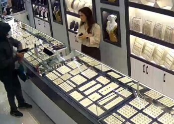 Oyuncak tabancayla kuyumcuyu soymaya kalktı, alarma basılınca kaçtı