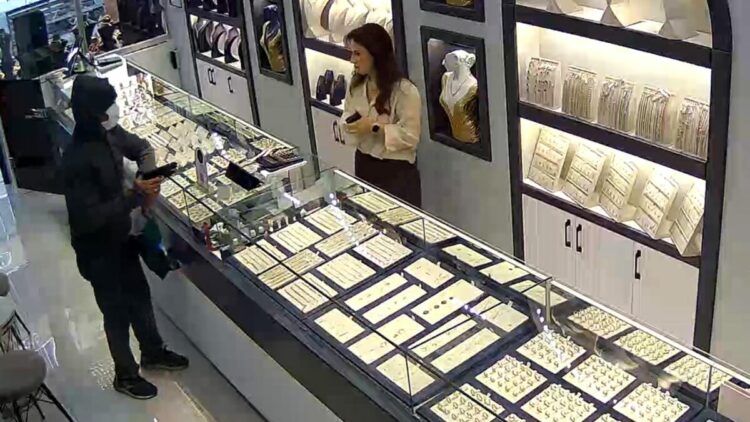 Oyuncak tabancayla kuyumcuyu soymaya kalktı, alarma basılınca kaçtı