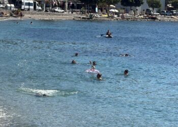 Bodrum'da ekim ayında turistlerin deniz keyfi