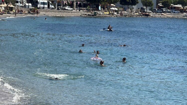 Bodrum'da ekim ayında turistlerin deniz keyfi