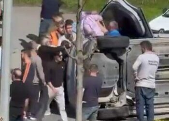 Tuzla'da otomobil ile hafif ticari araç çarpıştı: 2 yaralı