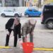 Valilik personeli, bordür taşlarını boyadı