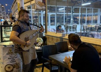 ‘Mozart sütlüsü’ ile müşterilerinin damağına, uduyla da kulaklarına hitap ediyor