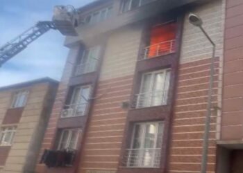 Esenyurt'ta yangında mahsur kalan 1'i bebek 5 kişinin kurtarıldığı anlar kamerada