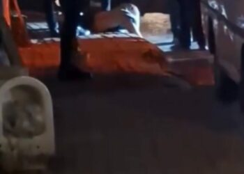 Kağıthane’de çıplak halde markete girip müşterilere saldırdı; polis otomobilin altında yakaladı