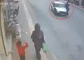 Otomobilin çarpacağını anlayınca sıçrayıp, yan aynaya tutundu; kaza kamerada