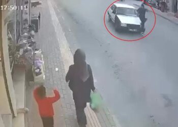 Otomobilin çarpacağını anlayınca sıçrayıp, yan aynaya tutundu; kaza kamerada