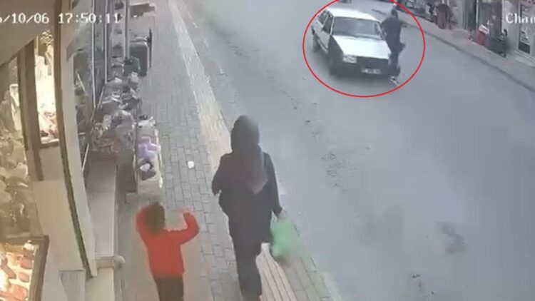Otomobilin çarpacağını anlayınca sıçrayıp, yan aynaya tutundu; kaza kamerada