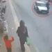 Otomobilin çarpacağını anlayınca sıçrayıp, yan aynaya tutundu; kaza kamerada