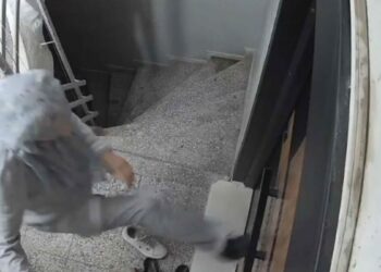 Matkapla komşusunun kapısına zarar veren kadın, yeni kapıyı da tekmeledi