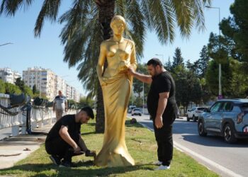 Altın Portakal Film Festivali öncesi Venüs heykelleri kenti süslüyor