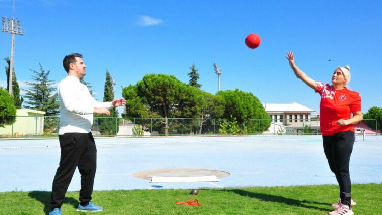 Dünya şampiyonasına, 20 yıl sonra spora döndürdüğü eşiyle hazırlanıyor
