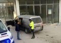 Kaçak göçmenleri taşıyan minibüs iş yerinin duvarına çarptı: 5 yaralı