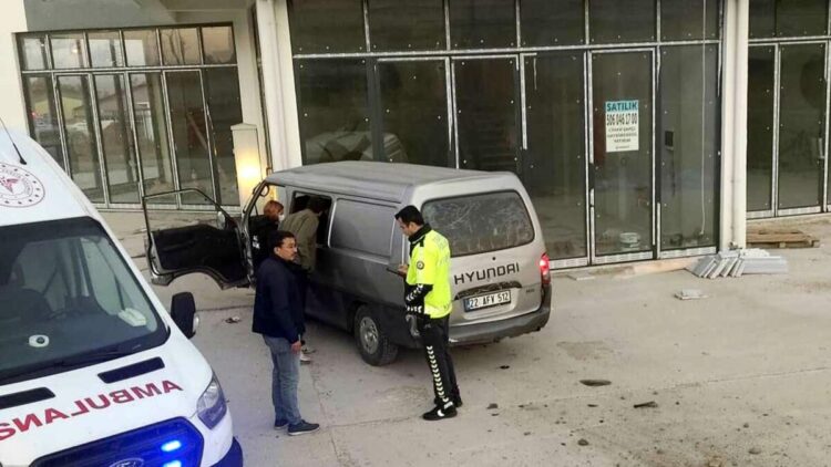 Kaçak göçmenleri taşıyan minibüs iş yerinin duvarına çarptı: 5 yaralı