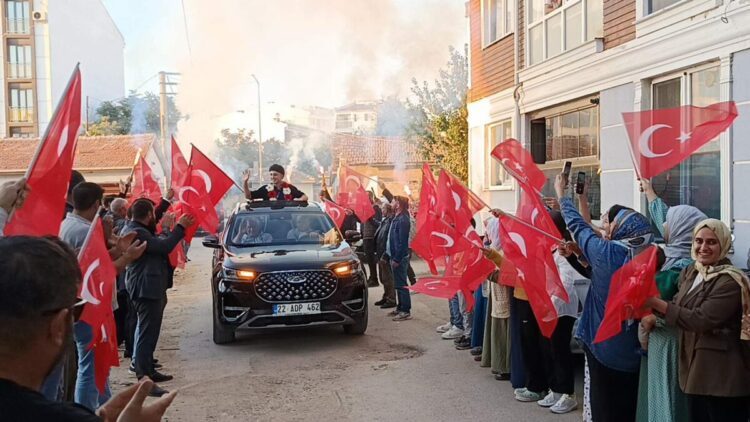 Balkan Şampiyonu Ahmet'e meşaleli karşılama