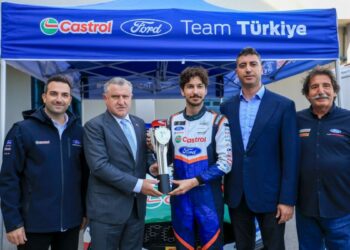 Bakan Bak Formula 1 öncesi İstanbul Park’ta sürüş yaptı