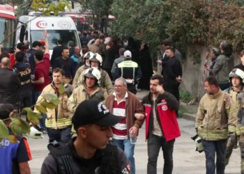 Maltepe'de 3 katı çöken binanın enkazında yakınları bulunanların bekleyişi sürüyor