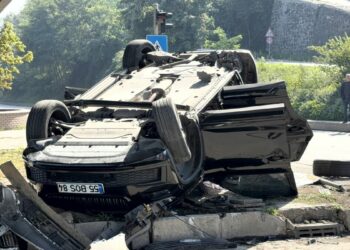 Hafif ticari aracın çarptığı cip takla attı; 1 yaralı