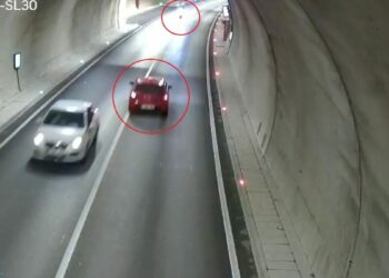 Eşinin öldüğü, oğlunun yaralandığı kazaya tanık olunca sinir krizi geçirdi