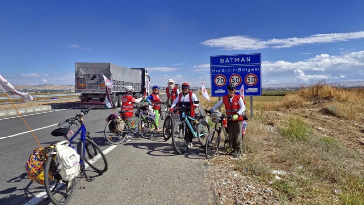 Öldürülen kız çocukları için Diyarbakır'dan İran'a pedal çeviriyorlar