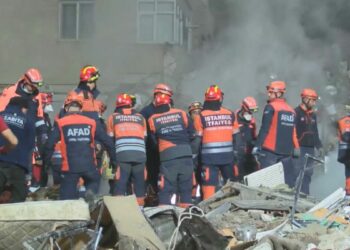 Maltepe'de çöken binadaki arama çalışmalarında enkazdan 1 kişi çıkarıldı