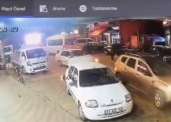 Otomobilin markete girdiği kaza kamerada