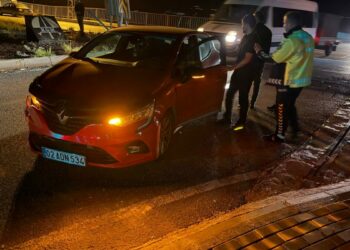 Otomobil ile hafif ticari araç çarpıştı; 4 yaralı